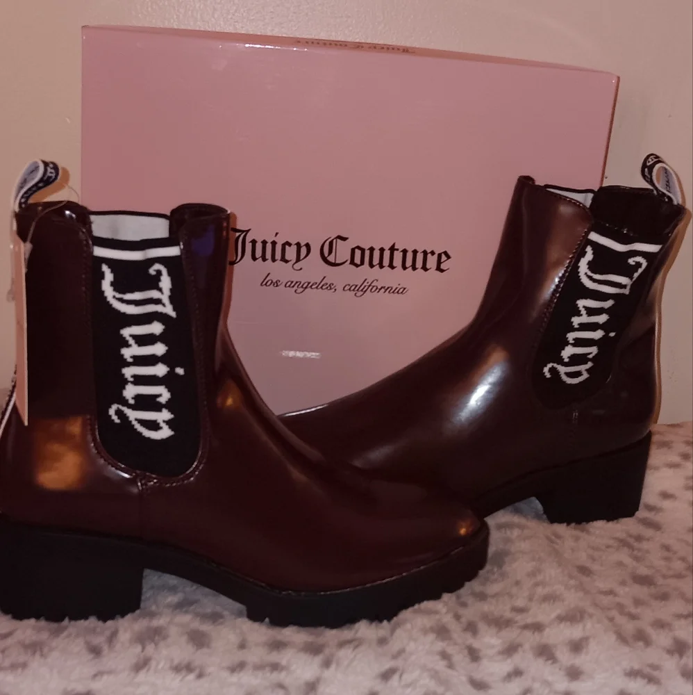 Juicy Couture One Up Chelsea Chunky Heel Burgundy Ankle Boots Women Size 7.5 - Picture 5 of 9